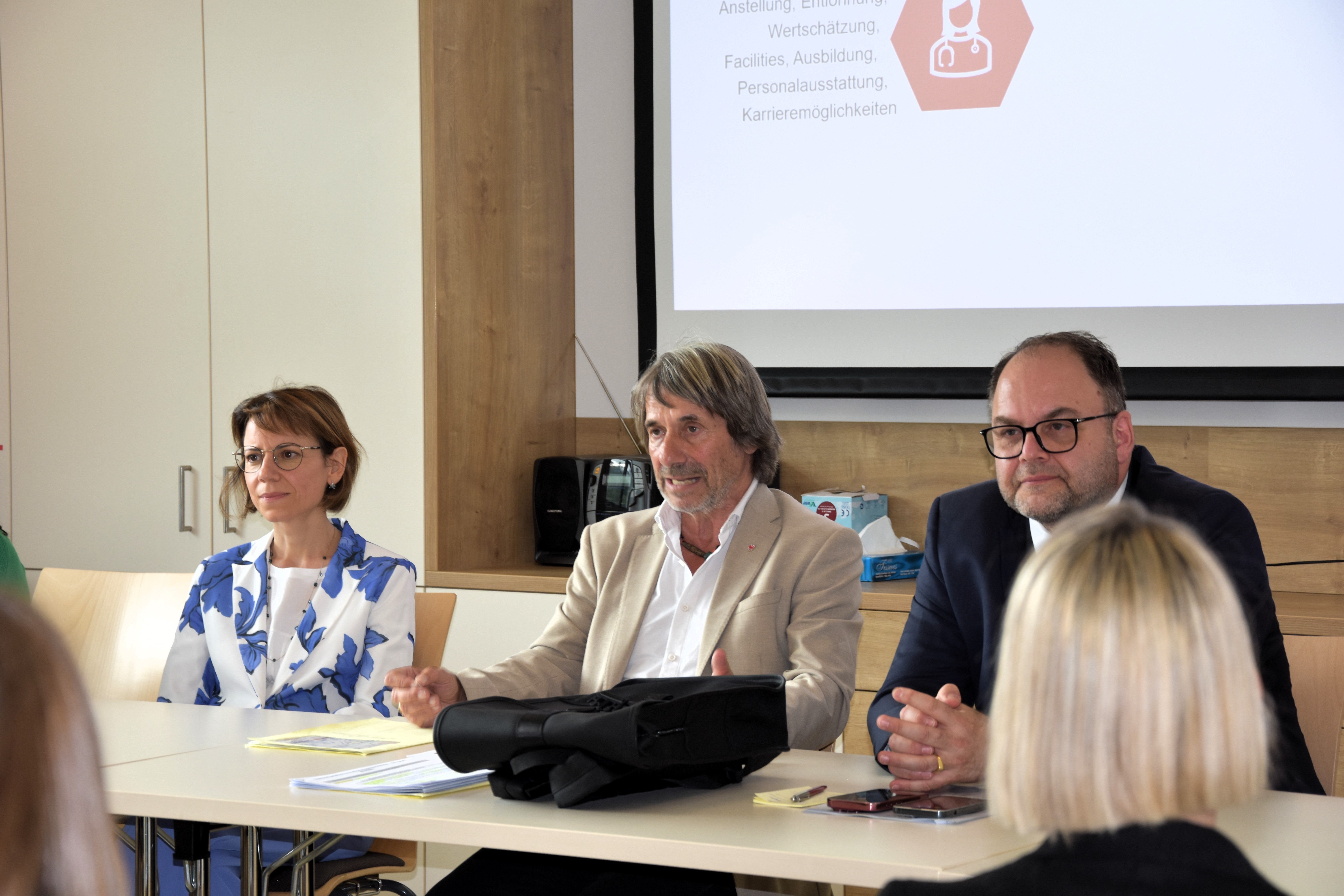 Wir wollen den Gesundheitsstandort Sterzing langfristig und nachhaltig stärken“, sagte Gesundheitslandesrat Hubert Messner (Mitte), der gemeinsam mit der Direktorin des Gesundheitsbezirks Brixen Elisabeth Montel und dem Generaldirektor des Südtiroler Sanitätsbetriebs Christian Kofler mit den Mitarbeitenden und Führungskräften im Krankenhaus Sterzing gesprochen hat. (Foto: LPA/Angelika Schrott)