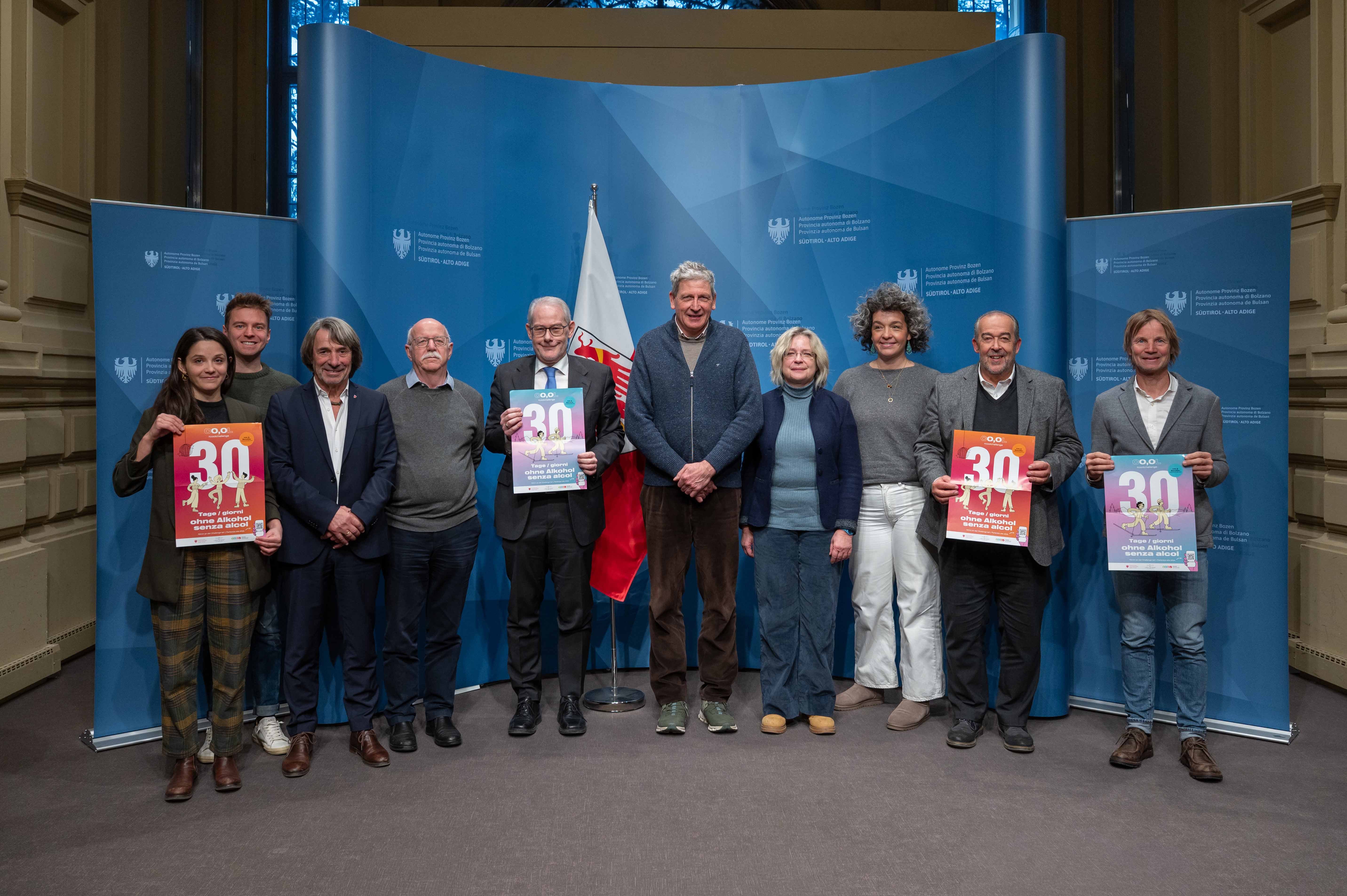 Vorstellung der südtirolweiten Challenge C0,0l – Dry January mit Projektleiterin Anna Maria Anstein (im Bild von links), Influencer Jakob Messner, Landesrat Hubert Messner,  AVS-Präsident Georg Simeoni, KVW-Geschäftsführer Werner Atz, Sanitätsdirektor Josef Widmann, Bettina Meraner (geschäftsführende Direktorin des Diensts für Abhängigkeitserkrankungen), Stefanie Egger (VSS), Robert Hillebrand (Regionaldirektor von Despar in Trentino Südtirol) und dem Direktor des Forums Prävention Peter Koler. Die Initiative lädt dazu ein, den Alkoholkonsum bewusst zu pausieren oder zu verringern und neue, alkoholfreie Gewohnheiten auszuprobieren. (Foto: LPA/Greta Stuefer)