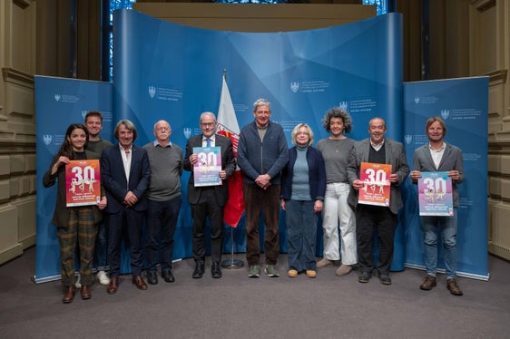 Vorstellung der südtirolweiten Challenge "C0,0l – Dry January" mit Projektleiterin Anna Maria Anstein (im Bild von links), Influencer Jakob Messner, Landesrat Hubert Messner,  AVS-Präsident Georg Simeoni, KVW-Geschäftsführer Werner Atz, Sanitätsdirektor Josef Widmann, Bettina Meraner (geschäftsführende Direktorin des Diensts für Abhängigkeitserkrankungen), Stefanie Egger (VSS), Robert Hillebrand (Regionaldirektor von Despar in Trentino Südtirol) und dem Direktor des Forums Prävention Peter Koler. Die Initiative lädt dazu ein, den Alkoholkonsum bewusst zu pausieren oder zu verringern und neue, alkoholfreie Gewohnheiten auszuprobieren. (Foto: LPA/Greta Stuefer)