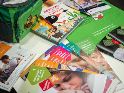 L'Agenzia per la famiglia ha realizzato una vasta gamma di iniziative a favore delle famiglie, tra cui il pacchetto di benvenuto per i neonati e le neonate, le lettere ai genitori e il programma Bookstart. (Foto: USP/Fabio Brucculeri)