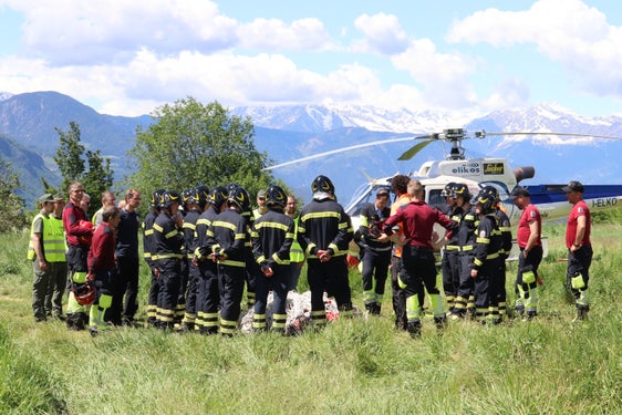 Waldbrandlöschübung mit Hubschrauber: Berufsfeuerwehr und Landesforstkorps nehmen mit den Teilnehmern und der Teilnehmerin am Ausbildungskurs den Löschhubschrauber in Augenschein. (Foto: LPA/Maja Clara)
