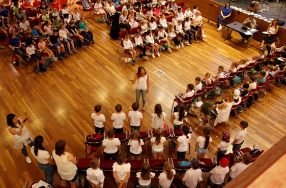 Rund 500 Schülerinnen und Schüler waren heute nach Eppan gekommen, um am Singfest teilzunehmen. (Foto: LPA/Deutsche Bildungsdirektion/Verena Hilber)