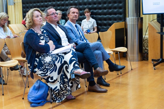 La direttrice Edith Ploner e i direttori Gustav Tschenett e Vincenzo Gullotta hanno presentato i dati e le cifre relativi all'anno scolastico 2023/24.  (Foto: ASP/Greta Stuefer)