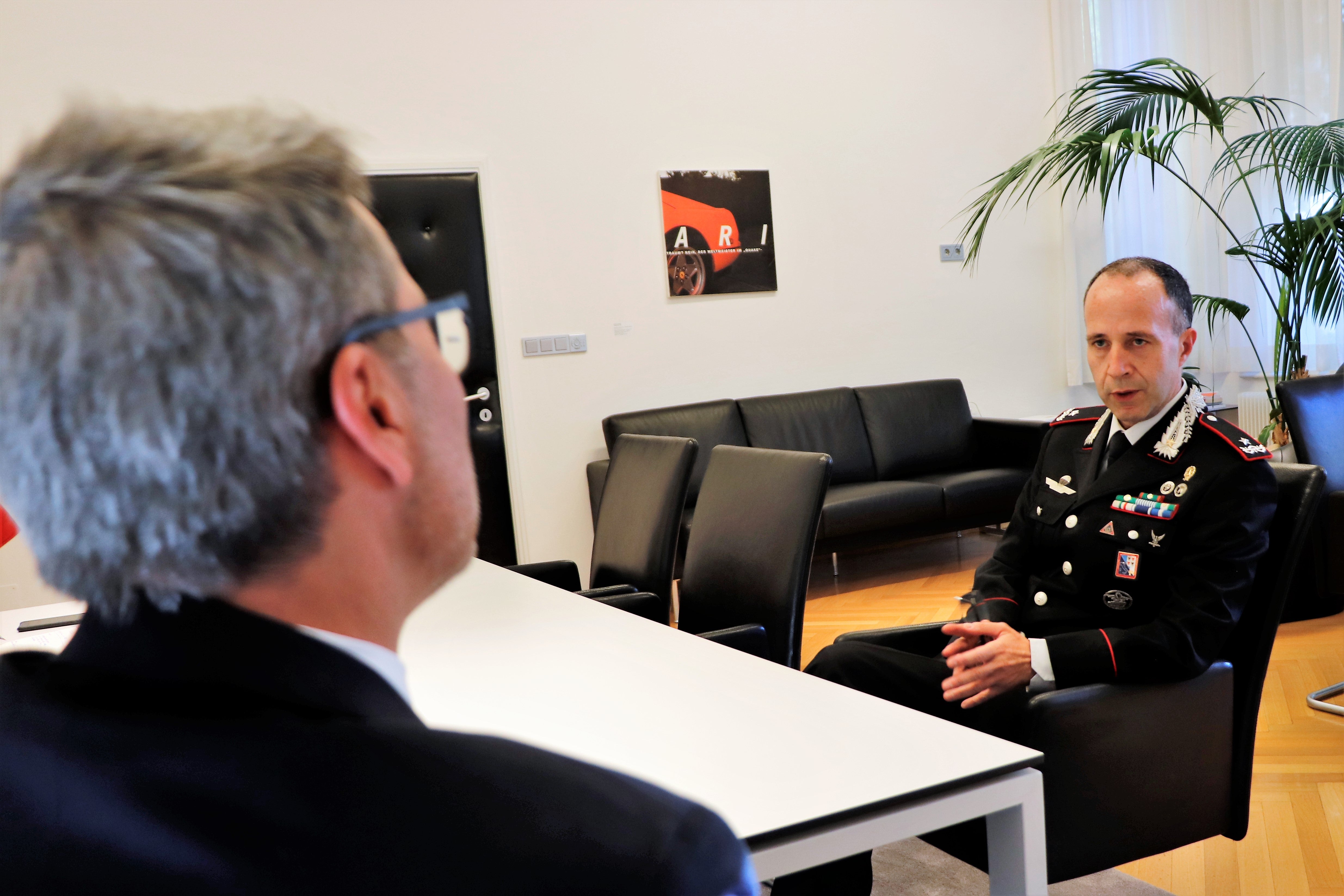 Der Kommandant der Carabinieri-Legion Trentino-Südtirol, Brigadegeneral Riccardi beim Antrittsbesuch bei LH Kompatscher (Foto: LPA/Guido Steinegger)