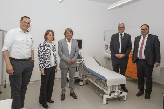 Bei einem Rundgang haben sich (von links nach rechts) Bürgermeister Andreas Jungmann, die Bezirksdirektorin des Sanitätsbetriebs Elisabeth Montel, Gesundheitslandesrat Hubert Messner, Ressortchef Michael Mayr und der Generaldirektor des Südtiroler Sanitätsbetriebs Christian Kofler die Räume und Dienste im neuen Gemeinschaftshaus in Brixen angeschaut. (Foto: LPA/Othmar Seehauser)