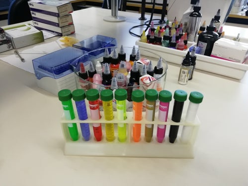 Bei einer Tätowierung werden farbige Tinten in die oberen Hautschichten gespritzt, die den Körper auf Dauer mit gewissen Chemikalien in Kontakt bringen. (Foto: LPA/Nadia Franzoi)