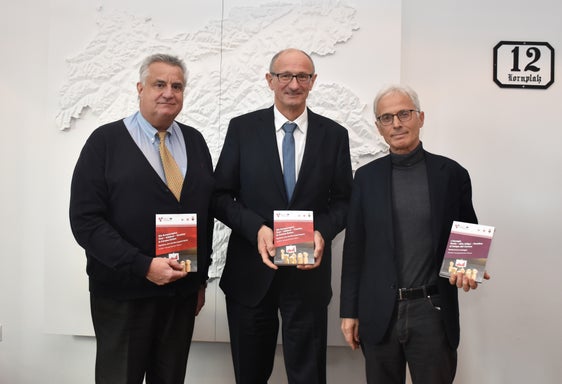 Monitoring-Autor Christian Traweger, Tirols Landeshauptmann Anton Mattle und der zweite Monitoring-Verfasser Südtiroler Politologe Günther Pallaver von der Uni Innsbruck haben gestern den neuen Euregio-Monitor vorgestellt. (Foto: Land Tirol/Elisabeth Huldschiner)