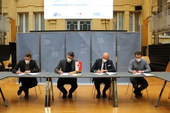 Bei der Unterzeichnung der Konvention zur Übergabe der Gebäude des Bahnhofs Bruneck: (v.l.) Ressortchef Vallazza, LR Alfreider, RFI-Vertreter Brusamolin und BM Griessmair (Foto: LPA/Ingo Dejaco)
