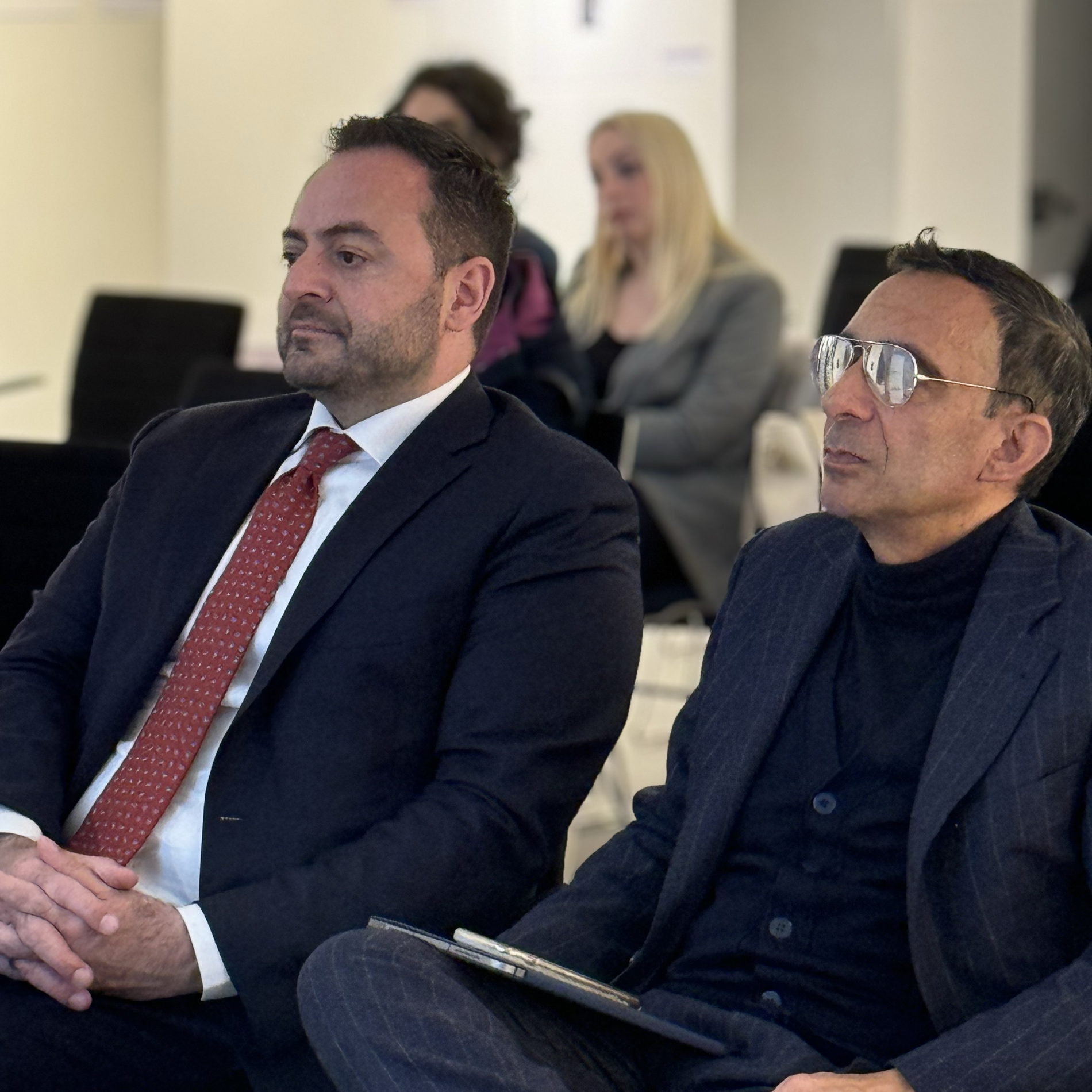 Il vicepresidente della Provincia e assessore provinciale alla Cultura italiana, Marco Galateo (a sinistra), con il direttore del Dipartimento Cultura italiana, Sviluppo economico della Provincia autonoma di Bolzano, Antonio Lampis. (Foto: ASP)