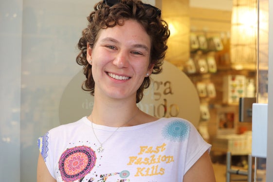 Wertehaltung: Zivildienstleistende Sophie Baumgartner am Eingang zum Weltladen in der Bozner Südtiroler Straße: Das T-Shirt mit Botschaft hat sie eigens für den Fototermin ausgewählt: auch bei der Kleidung gilt es, auf Nachhaltigkeit zu achten. (Foto: LPA/Maja Clara)