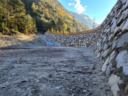 Al di sotto della briglia di trattenuta è stato collegato un canale di scarico realizzato in elementi scatolari in calcestruzzo per una lunghezza di complessivi 98 metri: (Foto: Ufficio Sistemazione Bacini montani Nord)