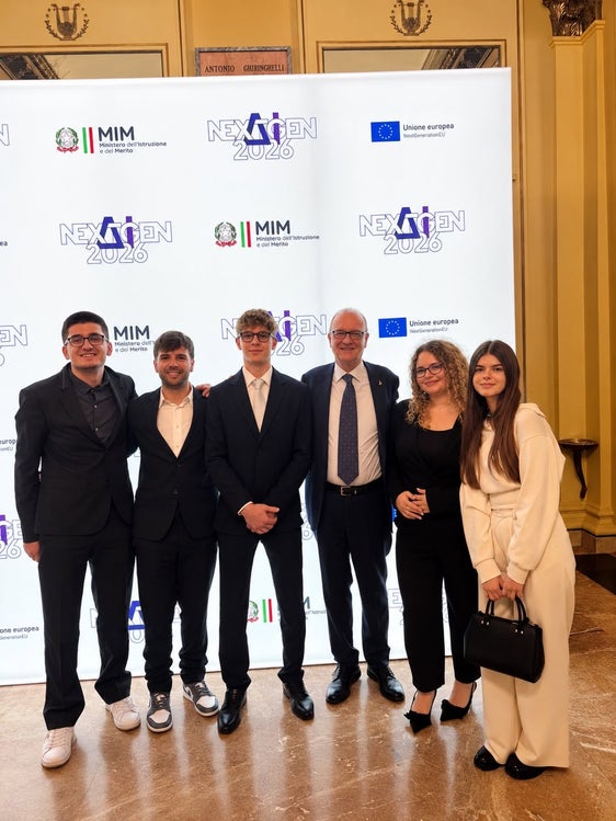 Un’esperienza di crescita, confronto e innovazione con focus sull’intelligenza artificiale e il futuro dell’istruzione. La delegazione di studentesse e studenti dell'IISS Claudia de'Medici ha partecipato al Next Gen AI 2026 – International Ministerial Summit". Nella foto la delegazione posa insieme al ministro dell'Istruzione e del Merito Giuseppe Valditara (nella foto il terzo da destra). (Foto: USP/IISS Claudia de' Medici)
