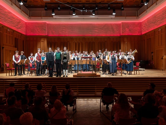Viel Applaus (im Bild in Toblach) für das Euregio-Jugendblasorchester mit den drei Dirigenten: (vor dem Orchester von links) Franco Puliafito, Hannes Schrötter und Andreas Waldner (Foto: LPA/Tiberio Sorvillo)