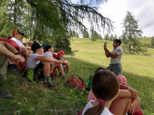 Die Sensibilisierung von Kindern und Jugendlichen für die Natur ist ein wichtiges Ziel der Vermittlerinnen und Vermittler der Naturparkhäuser. (Foto: Matteo Rubatscher)