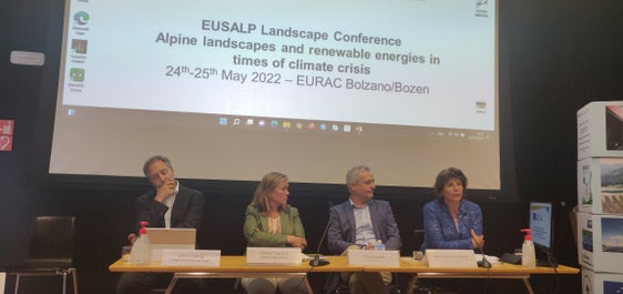 LRin Hochgruber Kuenzer (r.) bei der Eröffnung der Eusalp-Tagung Landscape mit (v.l.) Ulrich Höllrigl (Platform Land), Liliana Dagostin (ÖeAV), Ulrich Santa (Klimahaus Agentur) (Foto: LPA/Marcella Morandini)

