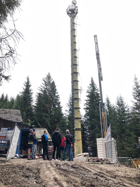 Der Funkumsetzer Ratsberg wird ausgebaut und mit Notstromversorgung mit Wasserstofftechnologie ausgestattet. Heute hat sich Landesrat Schuler mit Technikern sowie Vertretern der Firmen und der Gemeinde Toblach ein Bild von diesem innovativen Projekt verschafft. (Foto: LPA/Peter Möltner)