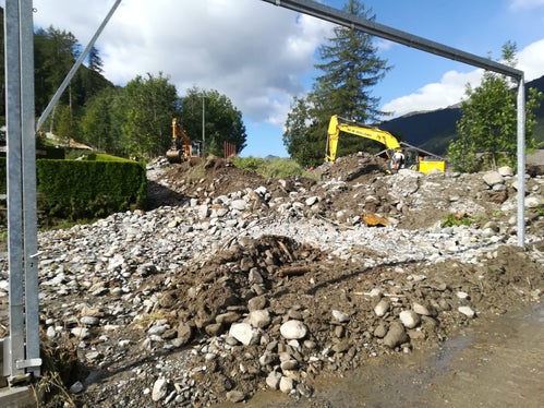 Der Bautrupp entfernte im Auftrag des Landesamtes für Wildbachverbauung Ost das angeschwemmte Material aus dem Kleinklausenbach und setzte die beschädigten Uferschutzmauern wieder instand. (Foto: LPA/Agentur für Bevölkerungsschutz/Amt für Wildbach- und Lawinenverbauung Ost)