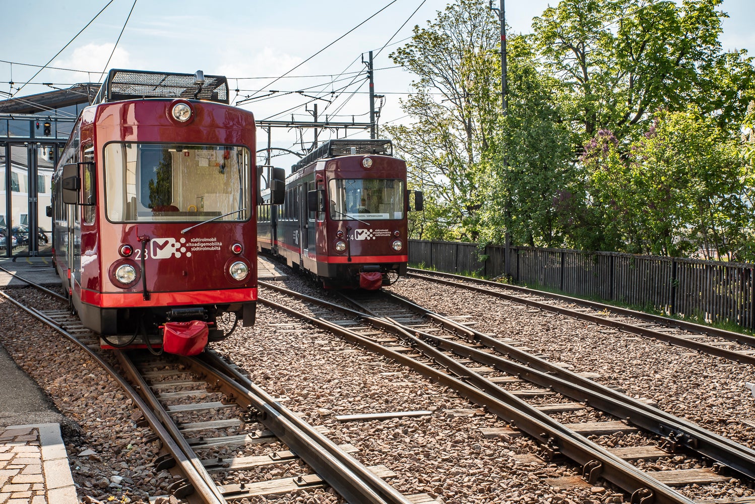 Das Landesgericht Bozen hat die Beschwerde der SAD gegen die  Beschlagnahme der Züge, Remisen und Stationen für die Rittner Bahnen abgewiesen. (Foto: STA/Tessaro)