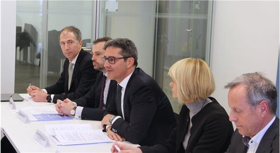 Alfred Valentin, il primo a destra nel corso di una conferenza stampa (Foto: ASP)