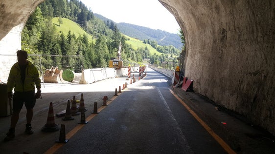 A Colle Isarco procedono i lavori di risanamento del ponte sulla SS12. Domani (4 settembre) è prevista l’apertura al traffico a doppio senso di circolazione sulla metà ponte risanata. (Foto: USP/Ripartizione Infrastrutture)