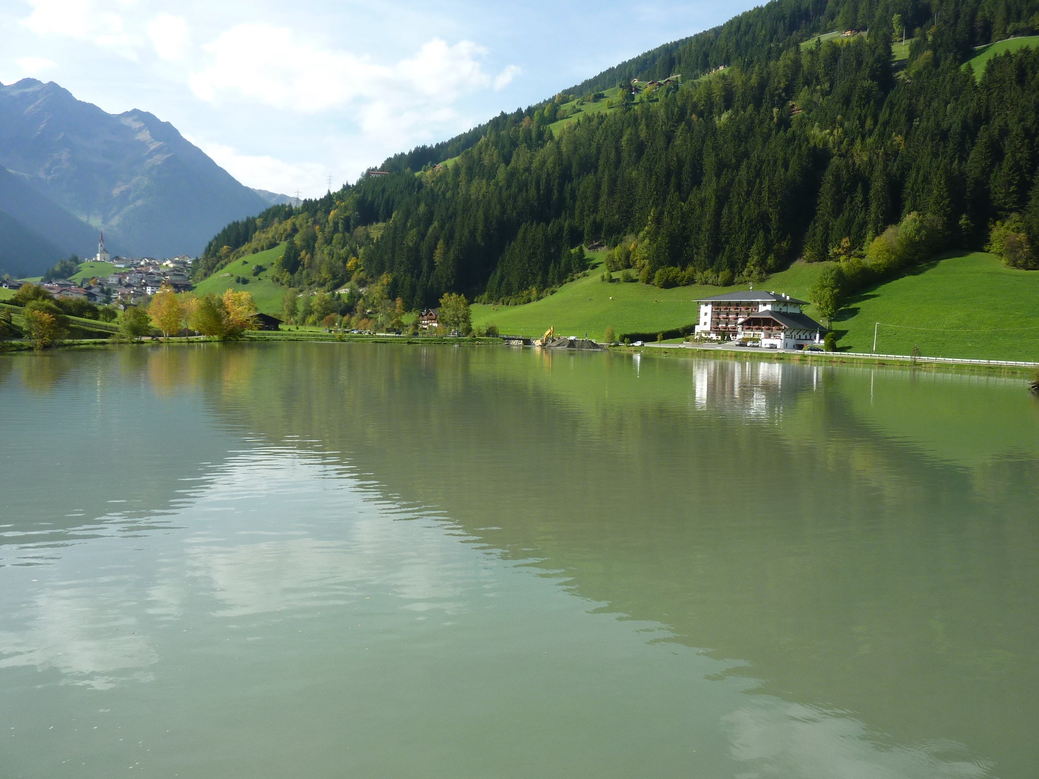 Der Mühlwalder Stausee (im Bild) versorgt das Wasserkraftwerk Mühlen mit Wasser versorgt. (Foto: LPA/Amt für Gewässerschutz)