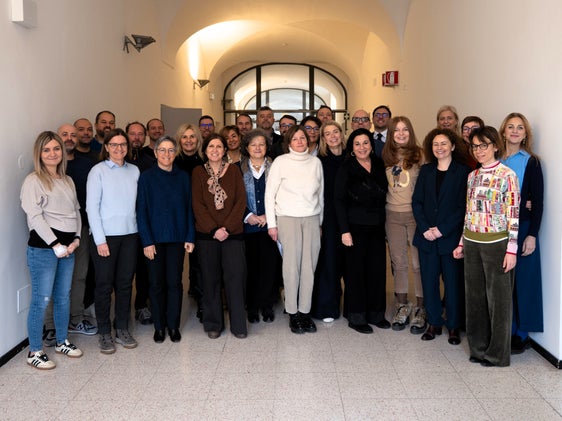 Die Absolventinnen und Absolventen der Managementausbildung im Gesundheitswesen bei der gemeinsamen Diplomverleihung an der Freien Universität Bozen. (Foto: Freie Universität Bozen)
