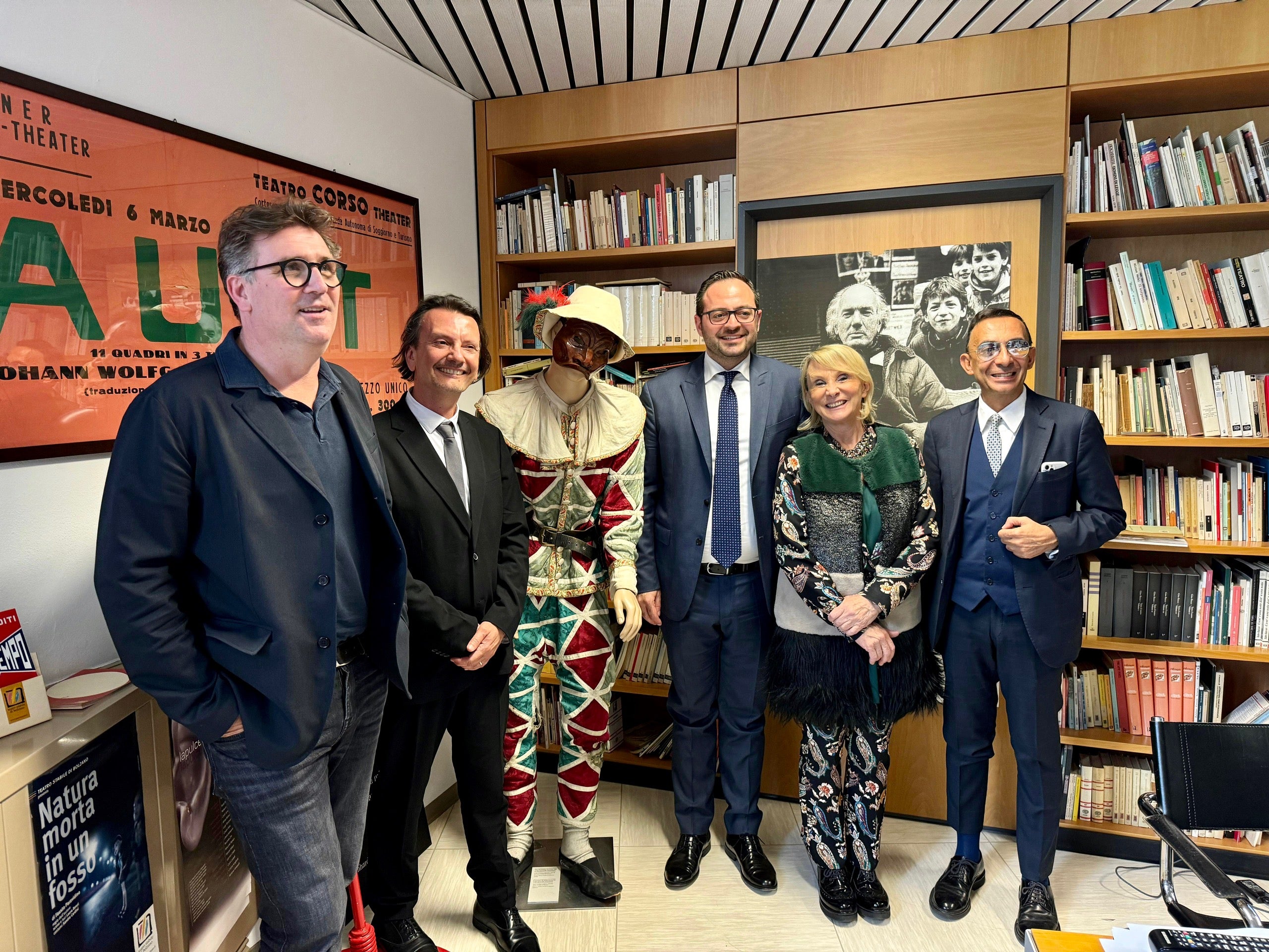 Ieri (11 aprile) il direttore del Teatro Stabile di Bolzano Walter Zambaldi (da sinistra) ha incontrato il sovrintendente Gullotta e il vicepresidente Marco Galateo per fare il punto sulla proficua collaborazione. Presenti anche la consigliera provinciale Anna Scarafoni e il direttore del Dipartimento Cultura italiana Antonio Lampis. (Foto: ASP)