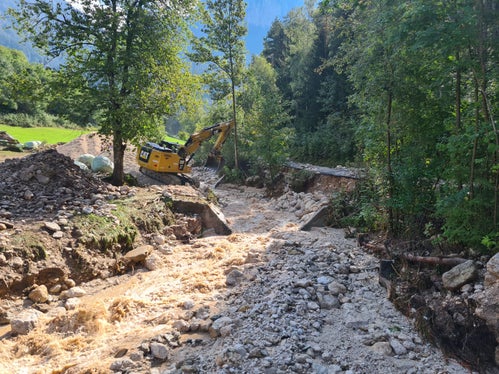 Unmittelbar nach den Hochwasserschäden im Schlernbach in Ums-Völs (im Bild) und im Frötscherbach in Seis-Kastelruth hat die Wildbachverbauung mit den Sofortmaßnahmen begonnen. (Foto: LPA/Landesamt für Wildbach- und Lawinenverbauung Süd)