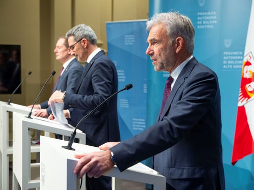 Bei der Pressekonferenz nach der Sitzung der Landesregierung hat Landesrat Arnold Schuler (Bildvordergrund) über die neu aufgelegten Förderrichtlinien im Forstwesen berichtet. Über weitere Beschlüsse berichteten Landeshauptmann Arno Kompatscher (Mitte) und Landesrat Massimo Bessone (l.). (Foto: LPA/Fabio Brucculeri)