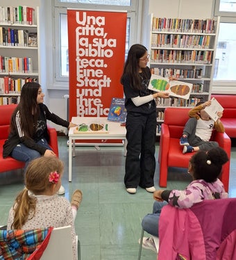 Nella Giornata #multilingual biblioteche pubbliche, biblioteche scolastiche e centri linguistici di tutto l'Alto Adige organizzano iniziative di lettura multilingue. (Foto: USP/IISS Claudia de Medici Bolzano)