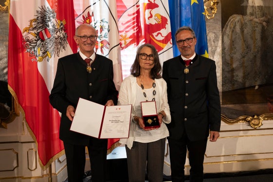 Die Landeshauptleute Anton Mattle (links) und Arno Kompatscher (rechts) überreichten das Verdienstkreuz an  Christa Messner aus Percha  für deren Verdienste als Inspektorin der Kindergärten in deutscher Sprache. (Foto: Land Tirol/Sedlak)