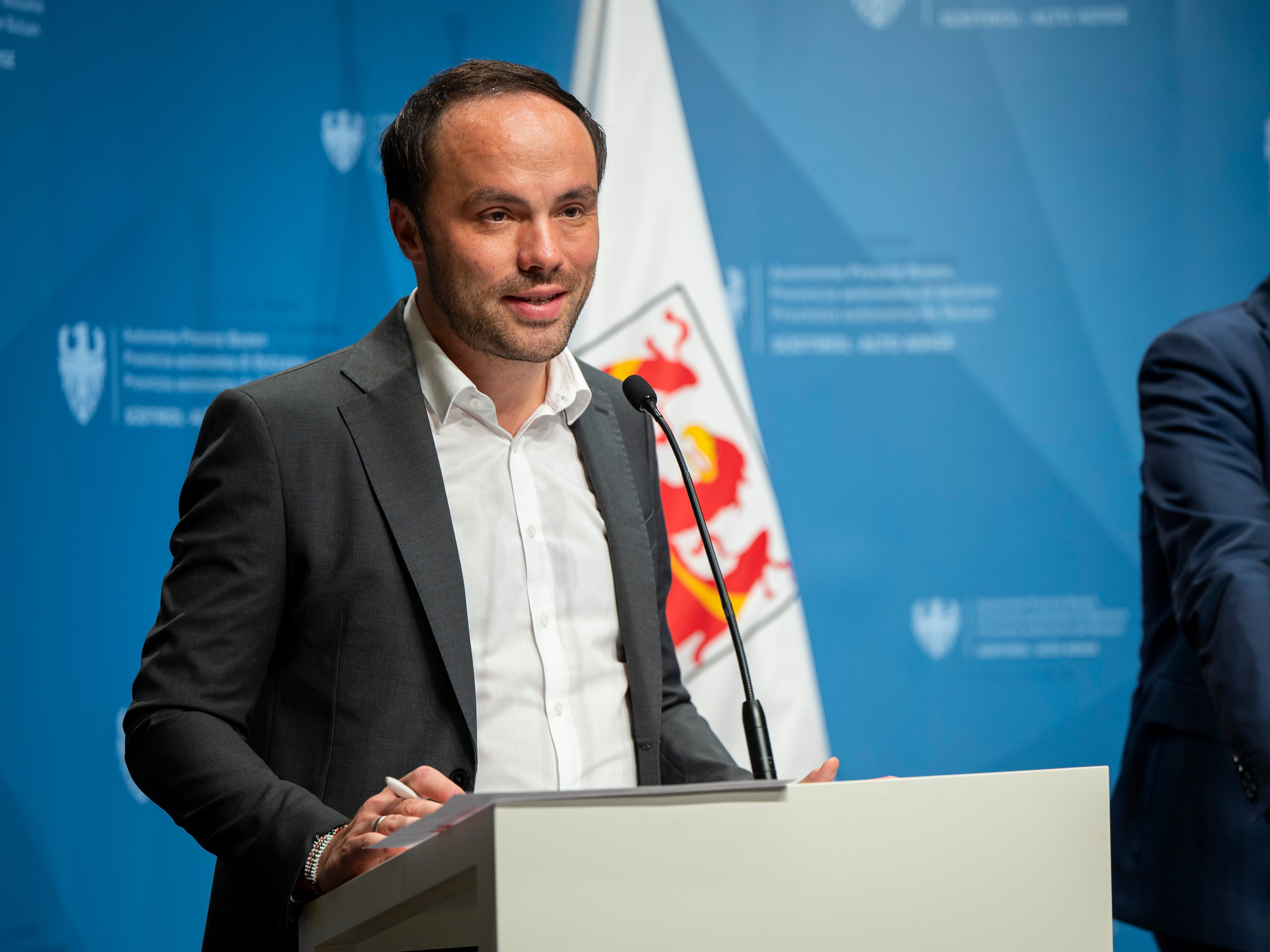 Eine Einmalzahlung innerhalb September, rückwirkende Gehaltsanpassungen an die Inflation noch 2025 und eine strukturelle Lohnerhöhungen ab 2026: Das konnte Landesrat Philipp Achammer am 8. Juli für die Lehrpersonen in Aussicht stellen. (Foto: LPA/Fabio Brucculeri)