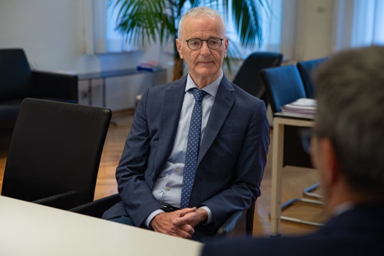 Roland Turk (l.) im Gespräch mit Landeshauptmann Kompatscher (Foto: LPA/Greta Stuefer)