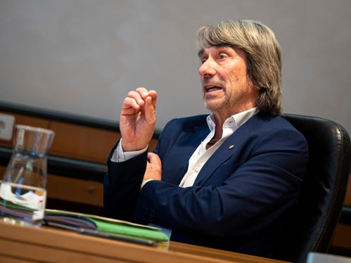 Con 3 A, l’assessore alla Prevenzione sanitaria e alla Salute Hubert Messner riassume simbolicamente l'importante lavoro svolto: “Assistenza territoriale, attrattività delle professioni sanitarie, approccio diverso nell’assistenza. Sono queste le nostre priorità”. (Foto: USP/Fabio Brucculeri)