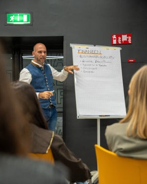 Thomas Girotto vom Dienstleistungszentrum für das Ehrenamt DZE informierte die Oberschülerinnen und Oberschüler bei der zweiten Auflage von How to Maturaball im NOI Techpark in Bozen. (Foto: LPA/Landesamt für Jugendarbeit)