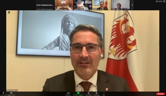 Il presidente della Provincia autonoma di Bolzano, Arno Kompatscher, ha preso parte all'audizione di fronte alla 1a Commissione Affari Costituzionali del Senato da remoto (Foto: ASP)
