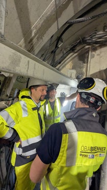 Il completamento del primo tunnel di linea è un risultato reso possibile dal lavoro di migliaia di persone, che oggi meritano il nostro grazie”, ha aggiunto l'assessore Alfreider, qui nel corso di un sopralluogo nella parte del tunnel in questione. (Foto: Dipartimento Infrastrutture e Mobilità) 