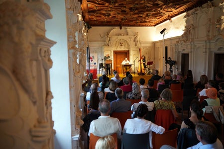 L Self di Ciavalieres tl Ciastel Trostburg à fat da curnisc ala letura de Karl Felix Wolff n ucajion dl’Euregio Soirée 2025. (Foto: USP/Guido Steinegger)