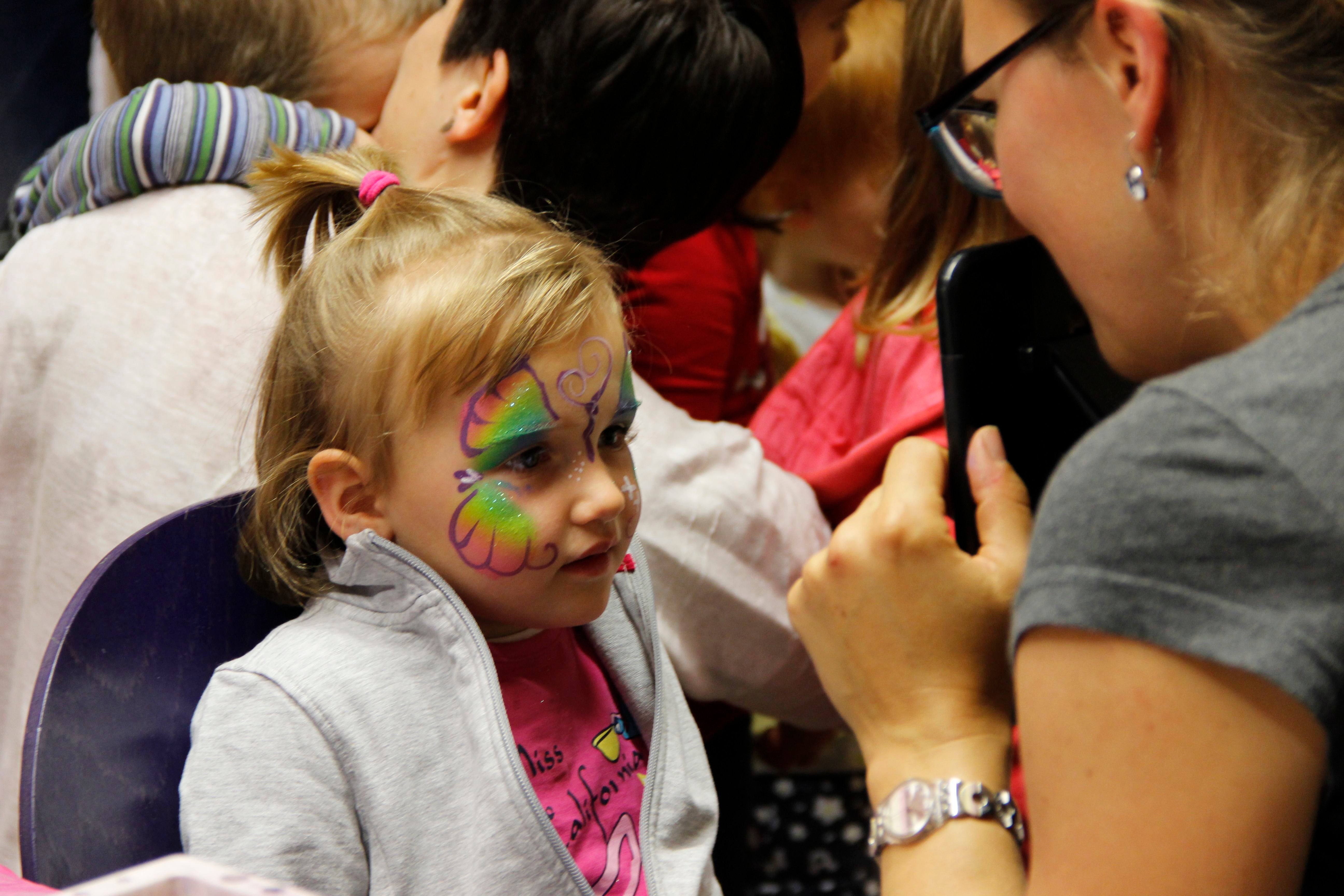 Il sostegno precoce delle famiglie rappresenta uno dei tre pilastri della politica familiare dell'Alto Adige. I luoghi di incontro, come i centri genitori-bambini (Elkis), svolgono un ruolo importante in questo senso. (Foto: ASP/Carmen Kollmann)