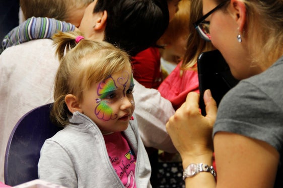 Il sostegno precoce delle famiglie rappresenta uno dei tre pilastri della politica familiare dell'Alto Adige. I luoghi di incontro, come i centri genitori-bambini (Elkis), svolgono un ruolo importante in questo senso. (Foto: ASP/Carmen Kollmann)