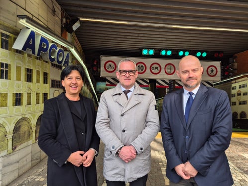 Diana Ingino (Betriebsbüro APCOA) Hochbau- und Vermögenslandesrat Christian Bianchi und Ressortdirektor Daniel Bedin bei der Wiedereröffnung des Parkhauses Lauen Parking Portici in Bozen. (Foto: LPA/Gianluca Crocco)