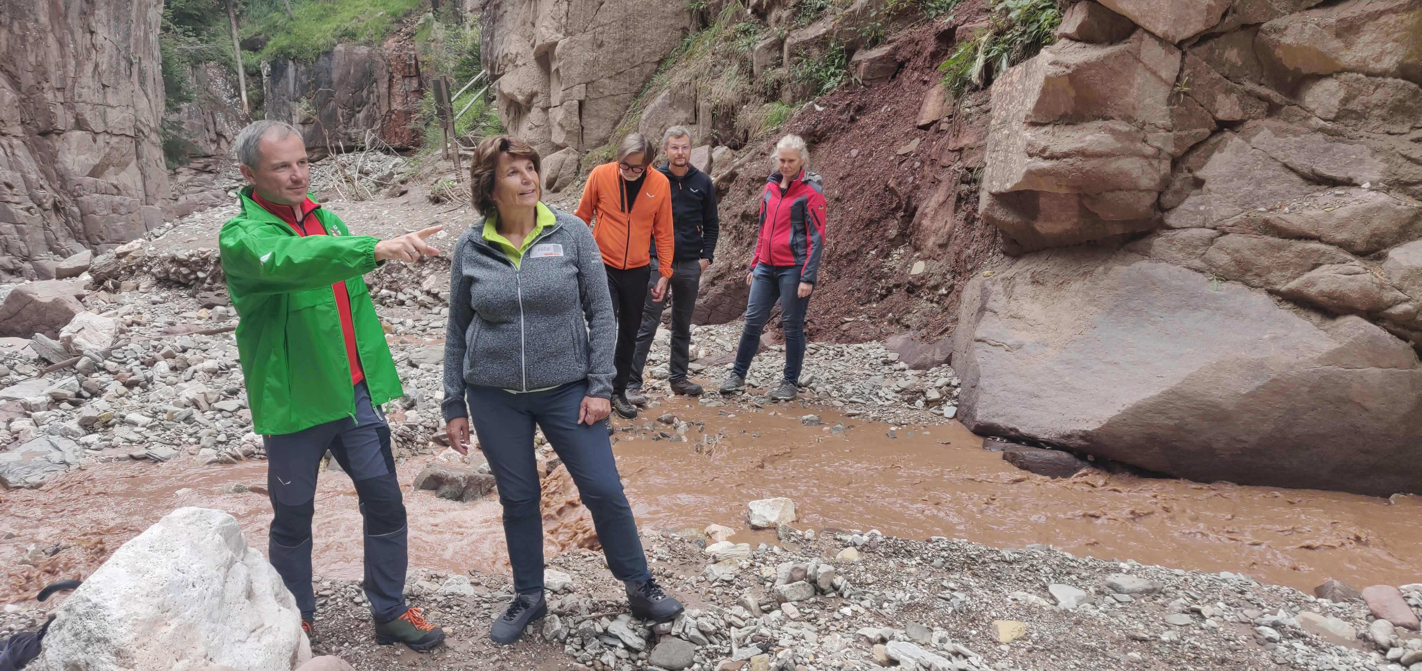 Landesrätin Hochgruber Kuenzer auf Lokalaugenschein: Die Bletterbachschlucht erstreckt sich zwischen Aldein und dem Weiler Radein und ist das kleinste der neun Teilgebiete des Dolomiten Unesco Welterbes. (Foto: LPA/Marcella Morandini)