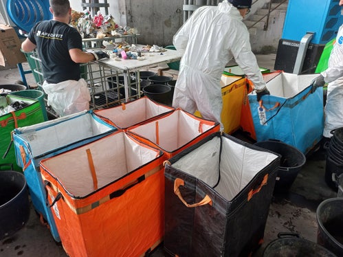 Im Sortierbereich werden die Abfallproben mit Hilfe eines rotierenden Siebs getrennt und anschließend in die verschiedenen Kategorien, darunter Papier, Karton, Glas, Metalle, Kunststoffe, Bioabfall, Grünabfall usw., sortiert. (Foto: LPA/Landesagentur für Umwelt und Klimaschutz)