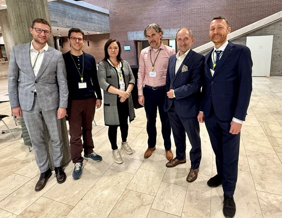 (da man ciampa a man dërta) Stefan Graziadei, Michael Schuen, Claudia Rubatscher, Ignacio Pérez Prat, Markus Solinger y Mathias Stuflesser (foto: USP/ Intendënza y Cultura Ladina)