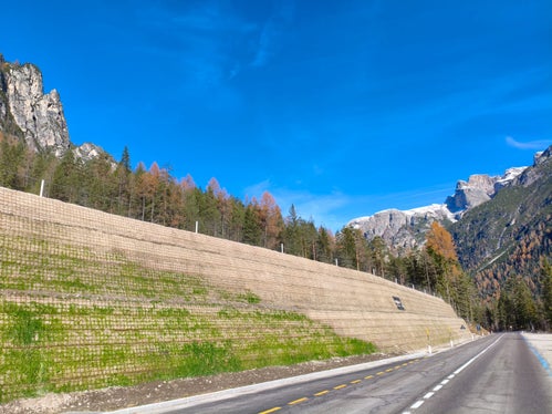 Die neuen Lawinendämme schützen nicht nur die Straße, sondern tragen auch dazu bei, den Verkehrsfluss im Winter aufrecht zu halten. (Foto: LPA/Ressort für Infrastrukturen und Mobilität)