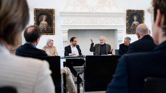 Das Südtiroler Bildungszentrum wolle unterstützend tätig sein und den bereits bestehenden guten Austausch weiter ausbauen, hielt Präsident Karner (2.v.r.)  fest. Landesrat Achammer (2.v.l.) bekräftigte, dass mit der Fördervereinbarung das Chronistenwesen in Südtirol weiterentwickelt werde. (Foto: LPA/Fabio Brucculeri)