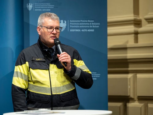 Florian Alber, der Kommandant der Berufsfeuerwehr Bozen, erklärte: Nach den derzeit verfügbaren Daten besteht bei Elektroautos kein höheres Brandrisiko als bei herkömmlichen Fahrzeugen. Entscheidend ist auch, wie sie geladen werden. Improvisierte Lösungen müssen vermieden und qualifizierte Fachkräfte beauftragt werden. (Foto: LPa/Fabio Brucculeri)