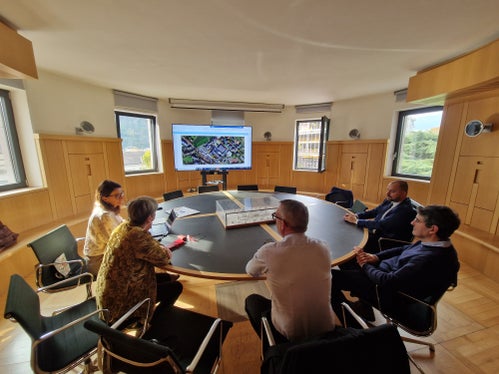 Bei der Besprechung des umfassenden Sanierungs- und Erweiterungsprojekts für Landesberufsschule für Hotelwesen Cesare Ritz in Meran von links nach rechts: Carlotta Zambonato (Landesamt für Hochbau West), Coretta Ceretta (Schuldirektorin), Hochbaulandesrat Christian Bianchi, Marco Springhetti (Direktor der Landesabteilung Hochbau und technischer Dienst) und Ressortchef Daniel Bedin. (Foto: LPA)
