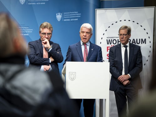 Es sei eine soziale Verantwortung, die Hauptwohnung für die Südtirolerinnen und Südtiroler wieder leistbar zu machen, betonten Alberto Naef, der Generaldirektor der Volksbank,&nbsp;Nicola Calabrò, der Generaldirektor der Sparkasse, und&nbsp;Herbert Von Leon, der Obmann des Raiffeisenverbandes. (Foto: LPA/Fabio Brucculeri)