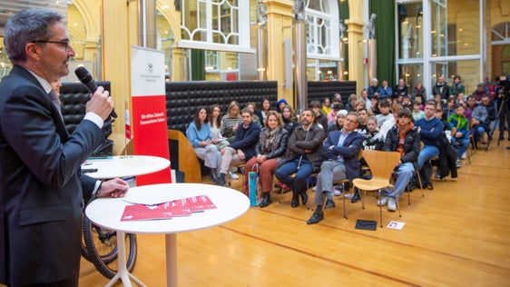 Landeshauptmann Kompatscher bei der heutigen Preisverleihung, in der ersten Reihe (v.r.) Reinhold Marsoner, die ladinische Bildungs- und Kulturdirektorin Edith Ploner, der italienische Schulinspektor Silvano und Marc Röggla (Foto: LPA/Fabio Brucculeri)